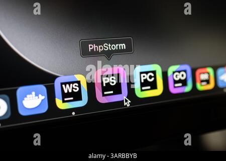 Poznan, Polen – 14. April 2025: Das Anwendungssymbol PhpStorm wurde im Dock-Panel auf einer macOS-Oberfläche hervorgehoben, die professionelle PHP-Entwicklung repräsentiert Stockfoto
