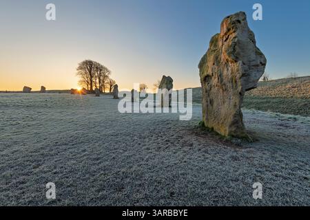 Stehende Steine von Avebury bei Sonnenaufgang am frostigen Wintermorgen, Avebury, Wiltshire, England, Vereinigtes Königreich, Europa Stockfoto