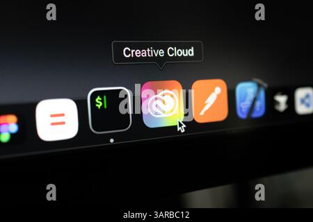 Poznan, Polen – 14. April 2025: Nahaufnahme des Adobe Creative Cloud-Symbols im MacOS-Dock, das für den Zugriff auf und die Verwaltung der Creativ-Suite von Adobe verwendet wird Stockfoto