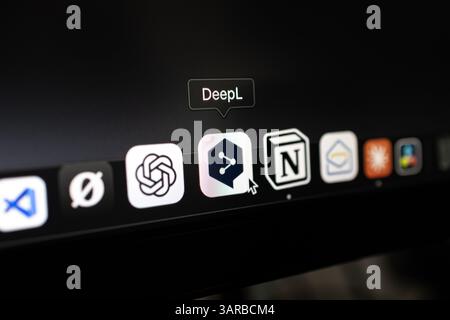 Poznan, Polen – 14. April 2025: Nahaufnahme des DeepL-Anwendungssymbols im macOS-Dock, das ein fortschrittliches KI-Übersetzungstool für schnelle und präzise Ergebnisse betont Stockfoto