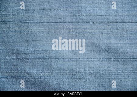 Blaues Shantung-Seidengewebe mit Textur-Detail als textiler Hintergrund Stockfoto