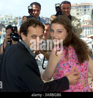 Mai 2000; Cannes, Frankreich; NUR NORDAMERIKANISCHE VERKÄUFE! CHARLES BERLING & JESSICA PARE (STAR) bei den Filmfestspielen von Cannes. Stockfoto