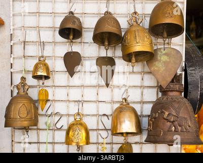 5. Juli 2011 - Bangkok, Thailand - Glocken zum Verkauf in der Bamrung Muang Street in Bangkok. Thanon Bamrung Muang (Thanon ist Thai für Straße oder Straße) ist Bangkoks ''Straße der vielen Buddhas''. Wie viele antike Städte war Bangkok einst eine Stadt der Handwerksviertel und die Bamrung Muang Road, in der Nähe des heutigen Rathauses von Bangkok, war einst die Straße, auf der alle Buddha-Statuen des Landes hergestellt wurden. Heute haben sie in Fabriken am Rande von Bangkok hergestellt, aber die Bamrung Muang Road ist immer noch dort, wo die Statuen verkauft werden. Einst ein Elefantenpfad, war er eine der ersten gepflasterten Straßen in Bangkok, es ist der größte Cent Stockfoto