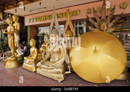 5. Juli 2011 - Bangkok, Thailand - Buddha-Statuen zum Verkauf in der Bamrung Muang Street in Bangkok. Thanon Bamrung Muang (Thanon ist Thai für Straße oder Straße) ist Bangkoks ''Straße der vielen Buddhas''. Wie viele antike Städte war Bangkok einst eine Stadt der Handwerksviertel und die Bamrung Muang Road, in der Nähe des heutigen Rathauses von Bangkok, war einst die Straße, auf der alle Buddha-Statuen des Landes hergestellt wurden. Heute haben sie in Fabriken am Rande von Bangkok hergestellt, aber die Bamrung Muang Road ist immer noch dort, wo die Statuen verkauft werden. Einst ein Elefantenpfad, war es eine der ersten gepflasterten Straßen in Bangkok, es ist der Pel Stockfoto
