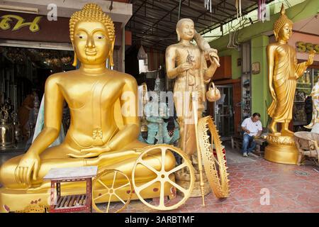 5. Juli 2011 - Bangkok, Thailand - Buddha-Statuen zum Verkauf in der Bamrung Muang Street in Bangkok. Thanon Bamrung Muang (Thanon ist Thai für Straße oder Straße) ist Bangkoks ''Straße der vielen Buddhas''. Wie viele antike Städte war Bangkok einst eine Stadt der Handwerksviertel und die Bamrung Muang Road, in der Nähe des heutigen Rathauses von Bangkok, war einst die Straße, auf der alle Buddha-Statuen des Landes hergestellt wurden. Heute haben sie in Fabriken am Rande von Bangkok hergestellt, aber die Bamrung Muang Road ist immer noch dort, wo die Statuen verkauft werden. Einst ein Elefantenpfad, war es eine der ersten gepflasterten Straßen in Bangkok, es ist der Pel Stockfoto