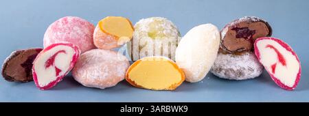 Verschiedene bunte Obst- und Beerenmochi-Auswahl. Traditionelles japanisches Eis Mochi, süßes Dessert in Reisteig, Kopierraum Stockfoto