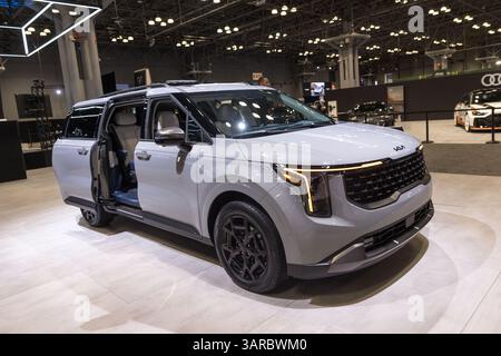 New York, Vereinigte Staaten. April 2025. Die New York International Auto Show (NYIAS) findet 2025 in New York, USA, statt. Die Veranstaltung, die im November 1900 begann, ist die älteste und meistbesuchte Autoshow in Nordamerika am Mittwoch, den 16. April 2025. Quelle: Brazil Photo Press/Alamy Live News Stockfoto