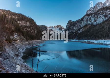 Der Dachsteingletscher spiegelt sich im Gosau-See in Österreich bei Sonnenuntergang im Winter Stockfoto