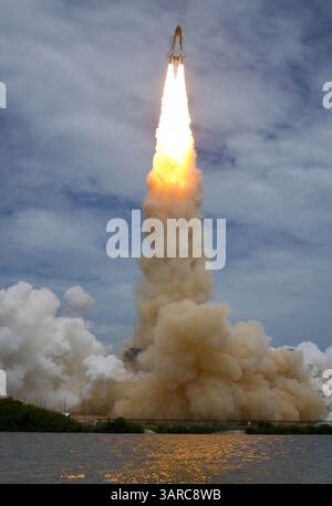 8. Juli 2011: Cape Canaveral, Florida, USA: Das Space Shuttle Atlantis startet am Freitag von Pad 39A im Kennedy Space Center der NASA in Cape Canaveral. An Bord sind vier erfahrene Astronauten. STS-135 wird das Multifunktions-Logistikmodul Raffaello mit Vorräten und Ersatzteilen für die Internationale Raumstation liefern. Atlantis wird auch das Robotic Taneling Mission Experiment fliegen, das das Potential für das Auftanken vorhandener Satelliten in der Umlaufbahn untersuchen wird. Außerdem wird Atlantis mit einem ausgefallenen Ammoniakpumpenmodul zurückkehren, um die NASA besser zu unterstützen Stockfoto