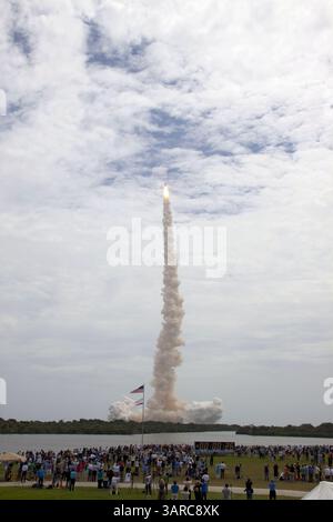 8. Juli 2011 - Cape Canaveral, Florida, USA - Medienvertreter und Mitarbeiter treffen sich in der Nähe der Countdown-Uhr, um zu sehen, wie das Space Shuttle Atlantis in Richtung Weltraum schwingt, nachdem sie um 11:29 Uhr EDT vom Startplatz 39A im Kennedy Space Center der NASA in Florida abheben. An Bord sind vier erfahrene Astronauten. STS-135 wird das Multifunktions-Logistikmodul Raffaello mit Vorräten und Ersatzteilen für die Internationale Raumstation liefern. Atlantis wird auch das Robotic Taneling Mission Experiment fliegen, das das Potential für das Auftanken vorhandener Satelliten in der Umlaufbahn untersuchen wird. In der Werbung Stockfoto