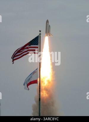 8. Juli 2011 - Cape Canaveral, Florida, USA - nach 30 Jahren und 135 Missionen sehen Einwohner und Besucher der Space Coast Floridas zum letzten Mal den roten Glanz dieser Rakete, als das Space Shuttle Atlantis an der amerikanischen Flagge vorbeischwebt, nachdem sie um 11:29 Uhr EDT vom Startplatz 39A im Kennedy Space Center der NASA in Florida abheben. An Bord sind vier erfahrene Astronauten. STS-135 wird das Multifunktions-Logistikmodul Raffaello mit Vorräten und Ersatzteilen für die Internationale Raumstation liefern. Atlantis wird auch das Robotic Taneling Mission Experiment fliegen, das das Pote untersuchen wird Stockfoto