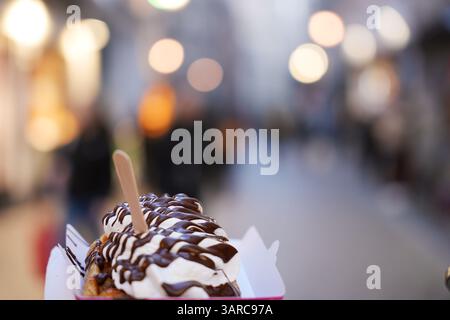 Straßenkuchen mit Schlagsahne und Schokolade in Brüssel Stockfoto