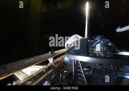 12. Juli 2011: ISS, Lower Earth Orbit – von innen nach außen. Atlantis' Nutzladerampe, fokussiert auf den Andockmechanismus, fotografiert von der STS-135 Crew aus der Kabine. Das Sensorsystem des Orbiter-Auslegers und ein Teil des Roboterarms des Remote-Manipulators sind im Rahmen sichtbar, während eines dritten Tages im Weltraum für die Astronauten freigelegt. Das Foto wurde kurz bevor das Shuttle an der Internationalen Raumstation angedockt wurde gemacht. (Kreditbild: © NASA/ZUMAPRESS.com) Stockfoto