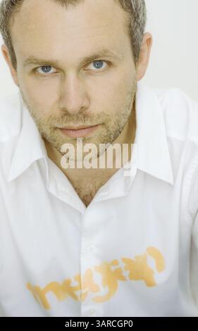 15. Juli 2011 – Wien, Österreich – NIKO ALM kämpfte drei Jahre lang um das Recht, auf seinem Führerscheinfoto ein Nudelsieb auf dem Kopf zu tragen. Alm, ein selbstbezeichnetes „Pastafarier“ Mitglied der Kirche des fliegenden Spaghetti-Monsters, beantragte die Lizenz erstmals 2008 und behauptete, dass die Kopfbedeckung unter seiner Religion erlaubt sein sollte. (Kreditbild: © Niko Alm/ZUMAPRESS.com) Stockfoto