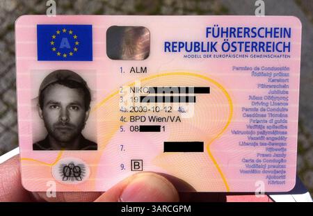 15. Juli 2011 – Wien, Österreich – NIKO ALM kämpfte drei Jahre lang um das Recht, auf seinem Führerscheinfoto ein Nudelsieb auf dem Kopf zu tragen. Alm, ein selbstbezeichnetes „Pastafarier“ Mitglied der Kirche des fliegenden Spaghetti-Monsters, beantragte die Lizenz erstmals 2008 und behauptete, dass die Kopfbedeckung unter seiner Religion erlaubt sein sollte. HINWEIS: Schwarze Balken werden von der Quelle hinzugefügt, um private Informationen in der Lizenz zu verschleiern. (Kreditbild: © Niko Alm/ZUMAPRESS.com) Stockfoto
