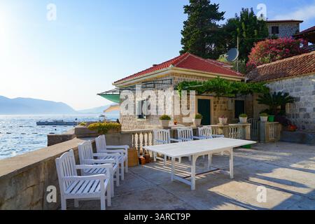 Kirche unserer Lieben Frau von Carmen im Dorf Rose an der Spitze der Halbinsel Luštica am Ostufer der Mündung der Bucht von Kotor entlang der Th Stockfoto