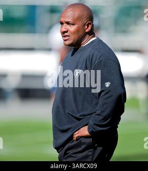 28. August 2011: Hue Jackson, Cheftrainer der Oakland Raiders, vor dem NFL-Football-Spiel zwischen den Oakland Raiders und den New Orleans Saints O.Co Coliseum in Oakland, KALIFORNIEN, besiegten die Saints die Raiders mit 40:20. â© Damon Tarver/Cal Sport Media(Kreditbild: © Damon Tarver/Cal Sport Media/ZUMAPRESS.com) Stockfoto