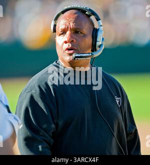 28. August 2011: Hue Jackson, Cheftrainer der Oakland Raiders, während des NFL-Fußballspiels zwischen den Oakland Raiders und den New Orleans Saints O.Co Coliseum in Oakland, KALIFORNIEN, besiegten die Saints die Raiders mit 40:20. â© Damon Tarver/Cal Sport Media(Kreditbild: © Damon Tarver/Cal Sport Media/ZUMAPRESS.com) Stockfoto