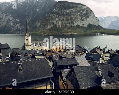 Das Dorf Hallstatt, Österreich. Das berühmte Märchendorf Hallstatt, Österreich an einem regnerischen Tag. Stockfoto