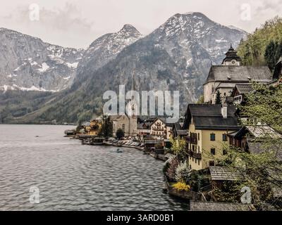 Das Dorf Hallstatt, Österreich. Das berühmte Märchendorf Hallstatt, Österreich an einem regnerischen Tag. Stockfoto