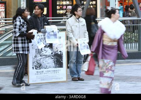 17. Januar 2010 - Tokio, Japan - Spendenaktion für das Erdbeben in Haiti durch einen in Japan lebenden Ausländer wurde in Ginza, Tokio, durchgeführt. "Unterstützung der haitianischen Opfer!" Hat Sie angesprochen als. Die Japaner, die Ginza umhergingen, sammelten Geld. 6.434 15 das große Hanshin-Erdbeben, dass Menschen geopfert wurden, begrüßte Morgen der Jahre nach Ausbruch am 17. In dem betroffenen Gebiet wurden verschiedene Trauerveranstaltungen durchgeführt und das Requiem gebetet. (Bild: © Hitoshi Yamada/ZUMA Press) Stockfoto