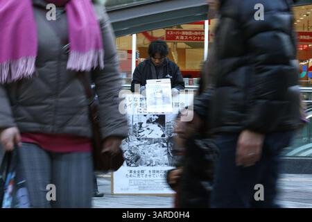 17. Januar 2010 - Tokio, Japan - Spendenaktion für das Erdbeben in Haiti durch einen in Japan lebenden Ausländer wurde in Ginza, Tokio, durchgeführt. "Unterstützung der haitianischen Opfer!" Hat Sie angesprochen als. Die Japaner, die Ginza umhergingen, sammelten Geld. 6.434 15 das große Hanshin-Erdbeben, dass Menschen geopfert wurden, begrüßte Morgen der Jahre nach Ausbruch am 17. In dem betroffenen Gebiet wurden verschiedene Trauerveranstaltungen durchgeführt und das Requiem gebetet. (Bild: © Hitoshi Yamada/ZUMA Press) Stockfoto