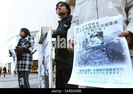 17. Januar 2010 - Tokio, Japan - Spendenaktion für das Erdbeben in Haiti durch einen in Japan lebenden Ausländer wurde in Ginza, Tokio, durchgeführt. "Unterstützung der haitianischen Opfer!" Hat Sie angesprochen als. Die Japaner, die Ginza umhergingen, sammelten Geld. 6.434 15 das große Hanshin-Erdbeben, dass Menschen geopfert wurden, begrüßte Morgen der Jahre nach Ausbruch am 17. In dem betroffenen Gebiet wurden verschiedene Trauerveranstaltungen durchgeführt und das Requiem gebetet. (Bild: © Hitoshi Yamada/ZUMA Press) Stockfoto
