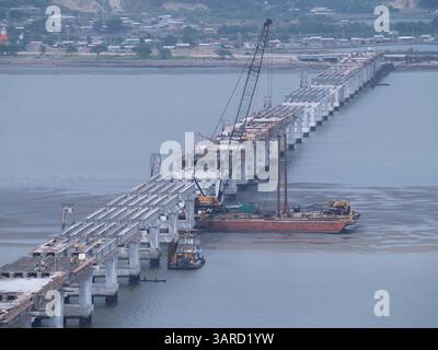 Mai 2010 - Bahia de Caraquez, MANABI, ECUADOR - (04.05.2010) BAHIA DE CRAQUES, MANABI, Fotos del Avance de la construcciÃ³n del puente BahÃ­a San Vicente sobre el estuario del rÃ­o Chone (Kreditbild: © El Comercio/GDA/ZUMApress.com) Stockfoto