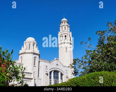 Lytham St. Annes, Lancashire. Historische weiße Kirche mit detaillierter Architektur und einem hohen Glockenturm vor klarem Himmel. Stockfoto