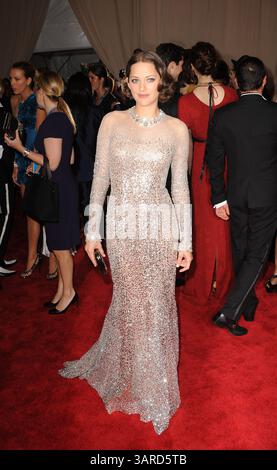 . 03, 2010 - New York, NY, USA - . . . . . 3. Mai 2010, New York City Marion Cotillard kommt am Costume Institute Gala Benefiz an, um die Eröffnung der Ausstellung „American Woman: Fashioning a National Identity“ am 3. Mai 2010 im Metropolitan Museum of Art in New York City zu feiern (Bild: © Sharkpixs/ZUMApress.com) Stockfoto