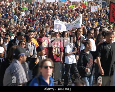 18. Januar 2010 – Denver, Colorado, USA – Zehntausende marschierten zum MLK Day in Denver. Die Veranstaltung wird als „Marade“ bezeichnet, weil sie eine marsch und eine Parade kombiniert. Es ist eine der größten Veranstaltungen in der Grafschaft zu Ehren von Pfarrer Martin Luther King Jr. (Foto: © Michael Rieger/ZUMA Press) Stockfoto