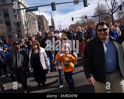 18. Januar 2010 – Denver, Colorado, USA – Zehntausende marschierten zum MLK Day in Denver. Die Veranstaltung wird als „Marade“ bezeichnet, weil sie eine marsch und eine Parade kombiniert. Es ist eine der größten Veranstaltungen in der Grafschaft zu Ehren von Pfarrer Martin Luther King Jr. (Foto: © Michael Rieger/ZUMA Press) Stockfoto