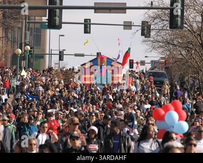 18. Januar 2010 – Denver, Colorado, USA – Zehntausende marschierten zum MLK Day in Denver. Die Veranstaltung wird als „Marade“ bezeichnet, weil sie eine marsch und eine Parade kombiniert. Es ist eine der größten Veranstaltungen in der Grafschaft zu Ehren von Pfarrer Martin Luther King Jr. (Foto: © Michael Rieger/ZUMA Press) Stockfoto