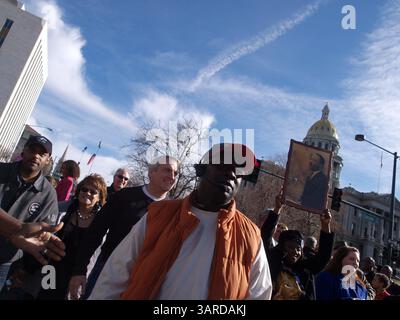 18. Januar 2010 – Denver, Colorado, USA – Zehntausende marschierten zum MLK Day in Denver. Die Veranstaltung wird als „Marade“ bezeichnet, weil sie eine marsch und eine Parade kombiniert. Es ist eine der größten Veranstaltungen in der Grafschaft zu Ehren von Pfarrer Martin Luther King Jr. (Foto: © Michael Rieger/ZUMA Press) Stockfoto