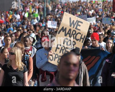 18. Januar 2010 – Denver, Colorado, USA – Zehntausende marschierten zum MLK Day in Denver. Die Veranstaltung wird als „Marade“ bezeichnet, weil sie eine marsch und eine Parade kombiniert. Es ist eine der größten Veranstaltungen in der Grafschaft zu Ehren von Pfarrer Martin Luther King Jr. (Foto: © Michael Rieger/ZUMA Press) Stockfoto