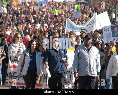 18. Januar 2010 – Denver, Colorado, USA – Zehntausende marschierten zum MLK Day in Denver. Die Veranstaltung wird als „Marade“ bezeichnet, weil sie eine marsch und eine Parade kombiniert. Es ist eine der größten Veranstaltungen in der Grafschaft zu Ehren von Pfarrer Martin Luther King Jr. (Foto: © Michael Rieger/ZUMA Press) Stockfoto