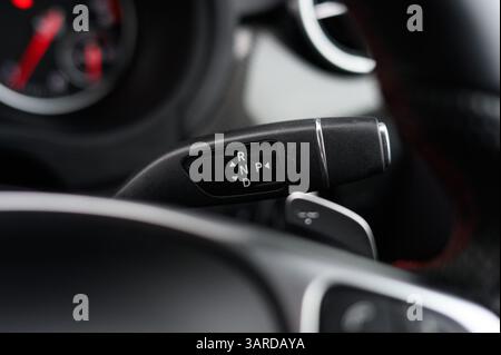 Nahaufnahme des automatischen Gangwahlschalters im modernen Auto. Automatikgetriebe Gangschaltung im Fahrzeuginnenraum Stockfoto