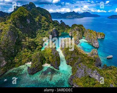 Große Lagune und kleine Lagune auf Miniloc Island in der Nähe von El Nido, Palawan, Philippinen. Stockfoto
