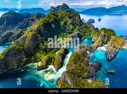 Große Lagune und kleine Lagune auf Miniloc Island in der Nähe von El Nido, Palawan, Philippinen. Stockfoto