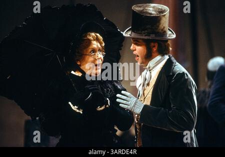 Sarah Walker (Frau Sedley), Anthony Michaels-Moore (Ned Keene) in PETER GRIMES an der Royal Opera, Covent Garden, London WC2 16/10/1989 Musik: Benjamin Britten Libretto: Montagu Slater Dirigent: Roger Norrington Bühnenbild: Timothy O’Brien Kostüme: Tazeena Firth Beleuchtung: David Hersey Regisseur: Elijah Moshinsky Stockfoto