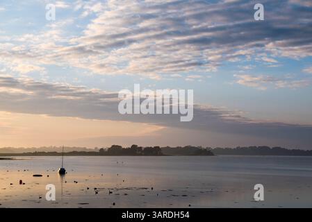 Sonnenuntergang mit Segelboot im Golf von Morbihan. Insel Conleau in der Bretagne. Frankreich Stockfoto