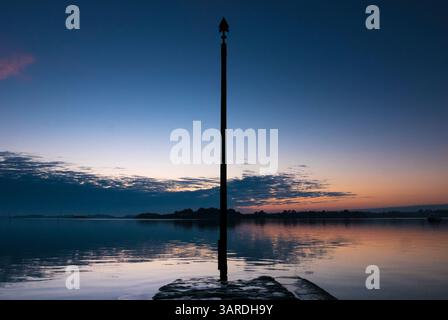 Farbiger Sonnenuntergang von der Insel Arz in der Bretagne (Morbihan), Frankreich. Stockfoto