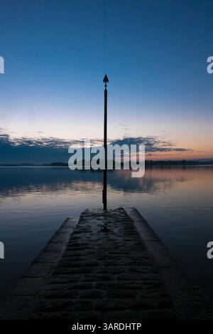 Farbiger Sonnenuntergang von der Insel Arz in der Bretagne (Morbihan), Frankreich. Stockfoto