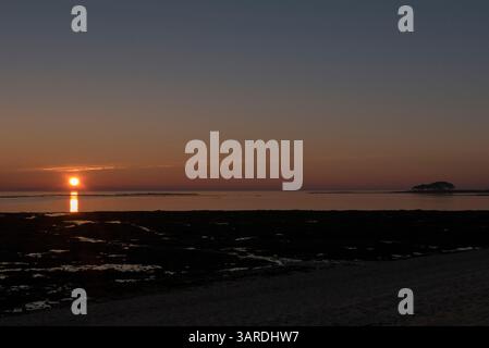 Farbiger Sonnenuntergang aus dem Morbihan Golf in der Bretagne (Morbihan), Frankreich. Stockfoto