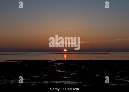 Farbiger Sonnenuntergang aus dem Morbihan Golf in der Bretagne (Morbihan), Frankreich. Stockfoto