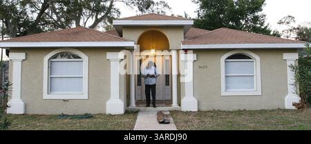 Januar 2010 - St. Petersburg, Florida, USA - SCOTT KEELER | Times.SP 317931 KEEL DOMBDISTRICT ST. PETERSBURG (27.01.2010) 4. Alfredo Panier, 66, Mitte. Aus St. Petersburg kaufte er sein neues St. Petersburger Haus mit Geld, das er von der Stadt St. Petersburg für sein altes Haus an der 2365 8th Ave. Süd bezahlt wurde. [SCOTT KEELER, Times] (Bild: © St. Petersburg Times/ZUMApress.com) Stockfoto