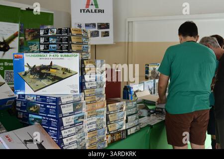 Käufer in einem Plastikmodellgeschäft bei einer Ausstellung Stockfoto