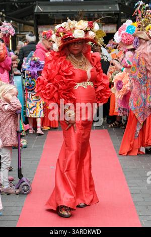 London, UK. 17th April, 2025. Ever-vibrant and creative attendees at April's Colour Walk displayed seasonally-themed headgear at the gathering in Old Spitalfields Market and took to the red carpet for an Easter Bonnet Parade. Credit: Eleventh Hour Photography/Alamy Live News Stockfoto