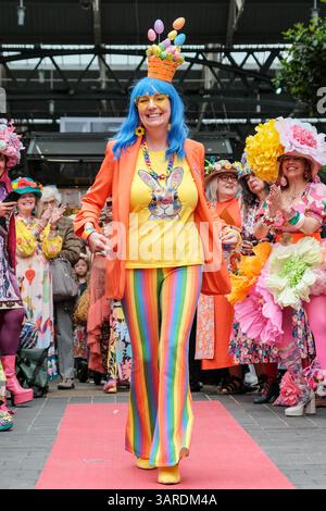 London, UK. 17th April, 2025. Ever-vibrant and creative attendees at April's Colour Walk displayed seasonally-themed headgear at the gathering in Old Spitalfields Market and took to the red carpet for an Easter Bonnet Parade. Credit: Eleventh Hour Photography/Alamy Live News Stockfoto