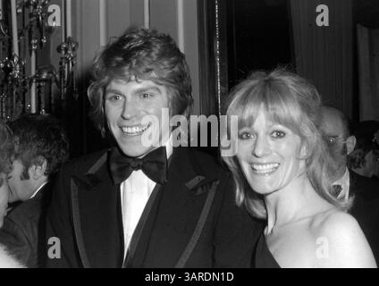 28. Januar 2010: JEFF CONAWAY mit Rona Newton-John. JEFFCONAWAYRETRO. (Kreditbild: © Globe Photos/ZUMApress.com) Stockfoto